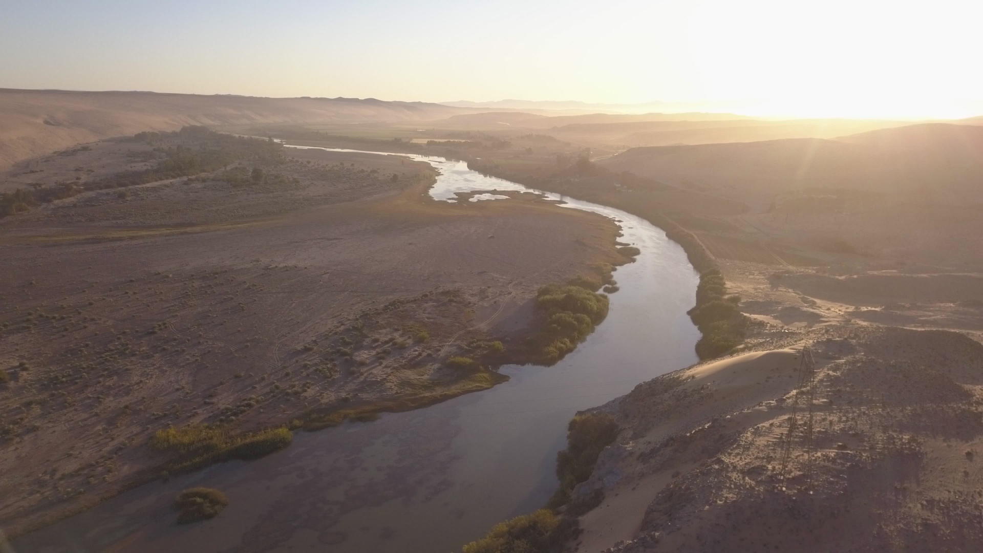 非洲南部和纳米比亚之间的橙色河流穿过沙漠视频的预览图