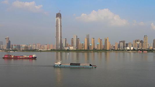 航拍蓝天白云下的武汉最高建筑绿地中心和长江风光视频的预览图
