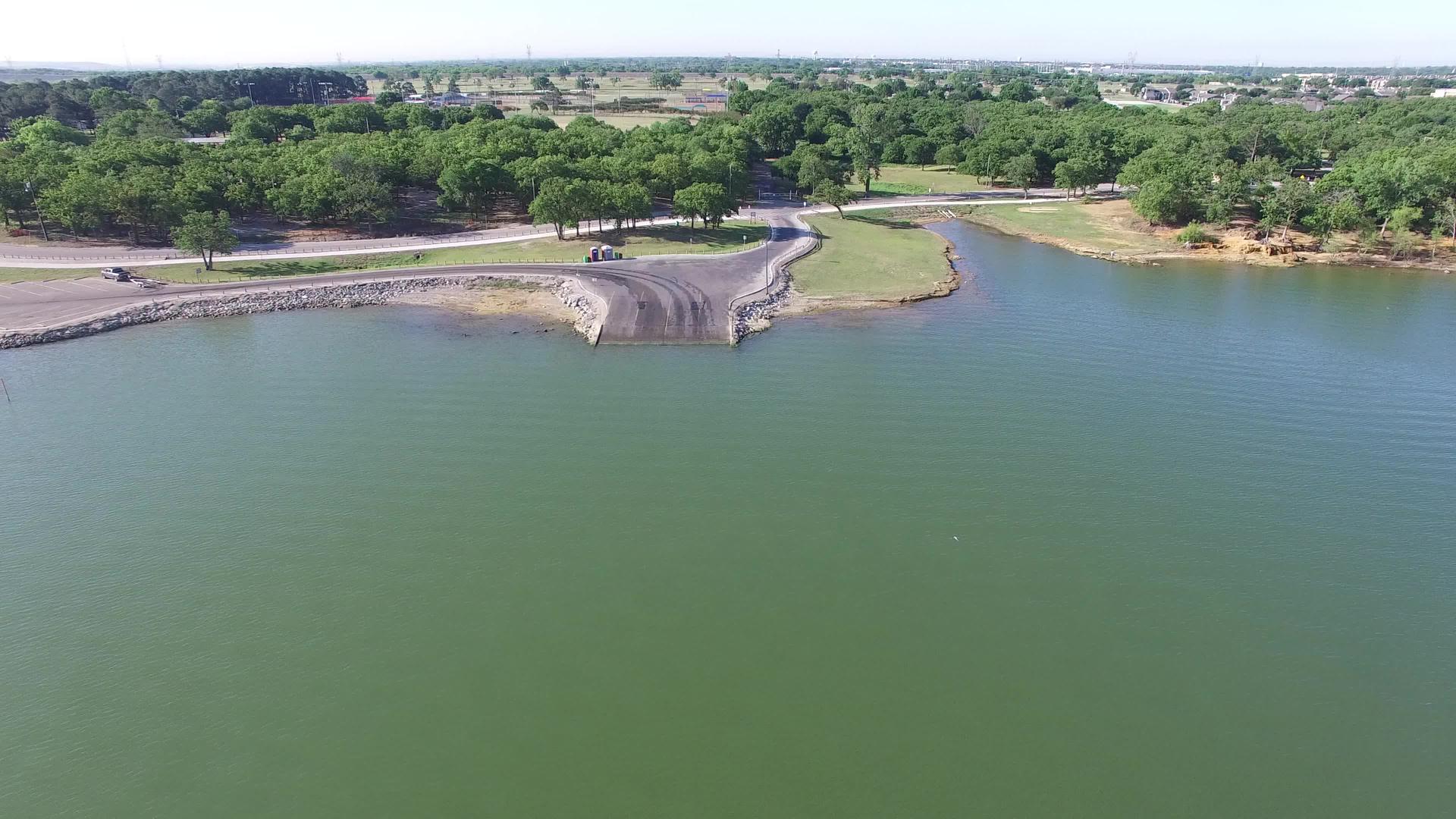 公园小船在德克萨斯州莱维斯维尔湖的空中视频视频的预览图