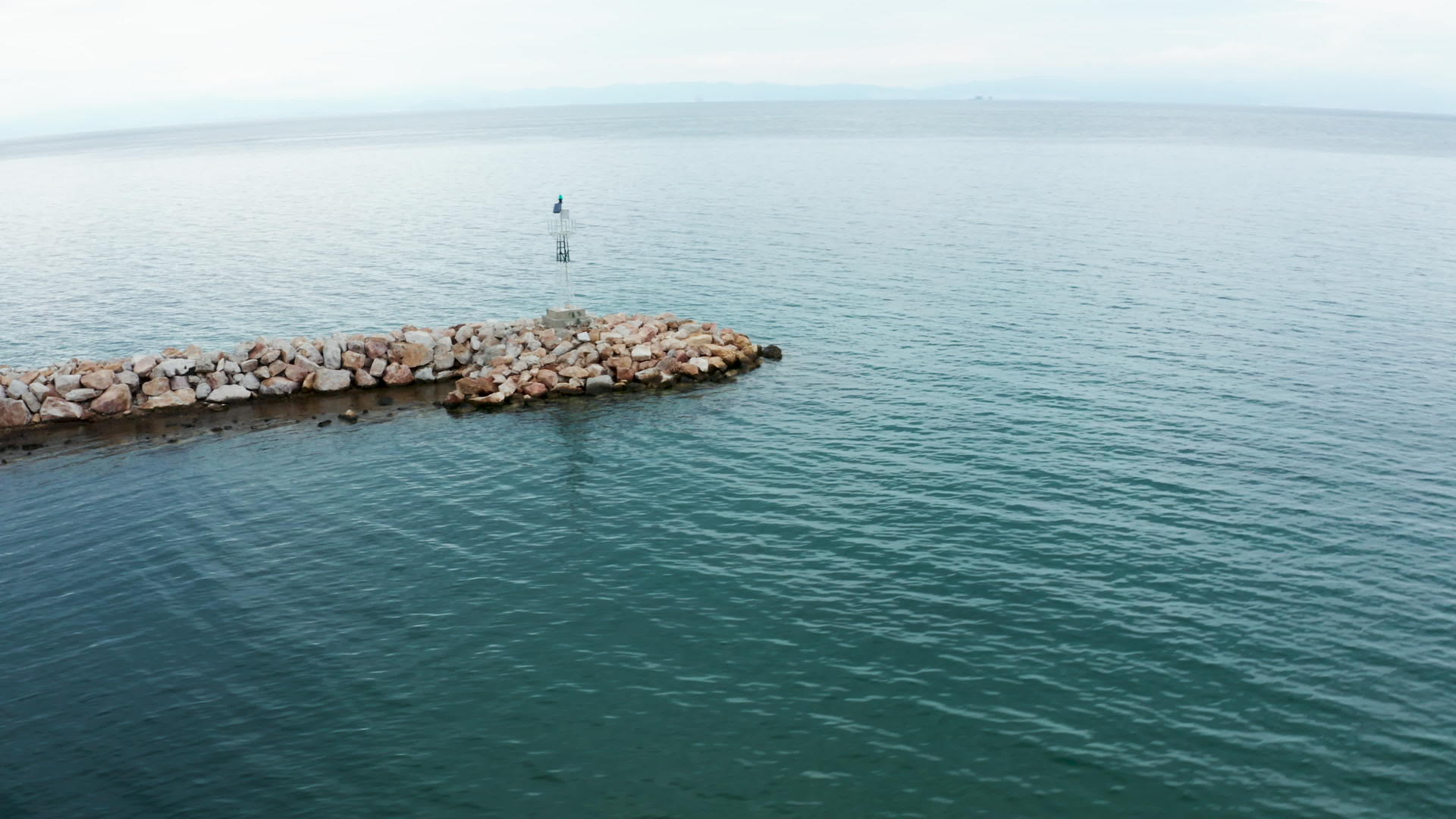 空中无人驾驶飞机视频城市附近的沿海灯塔视频的预览图