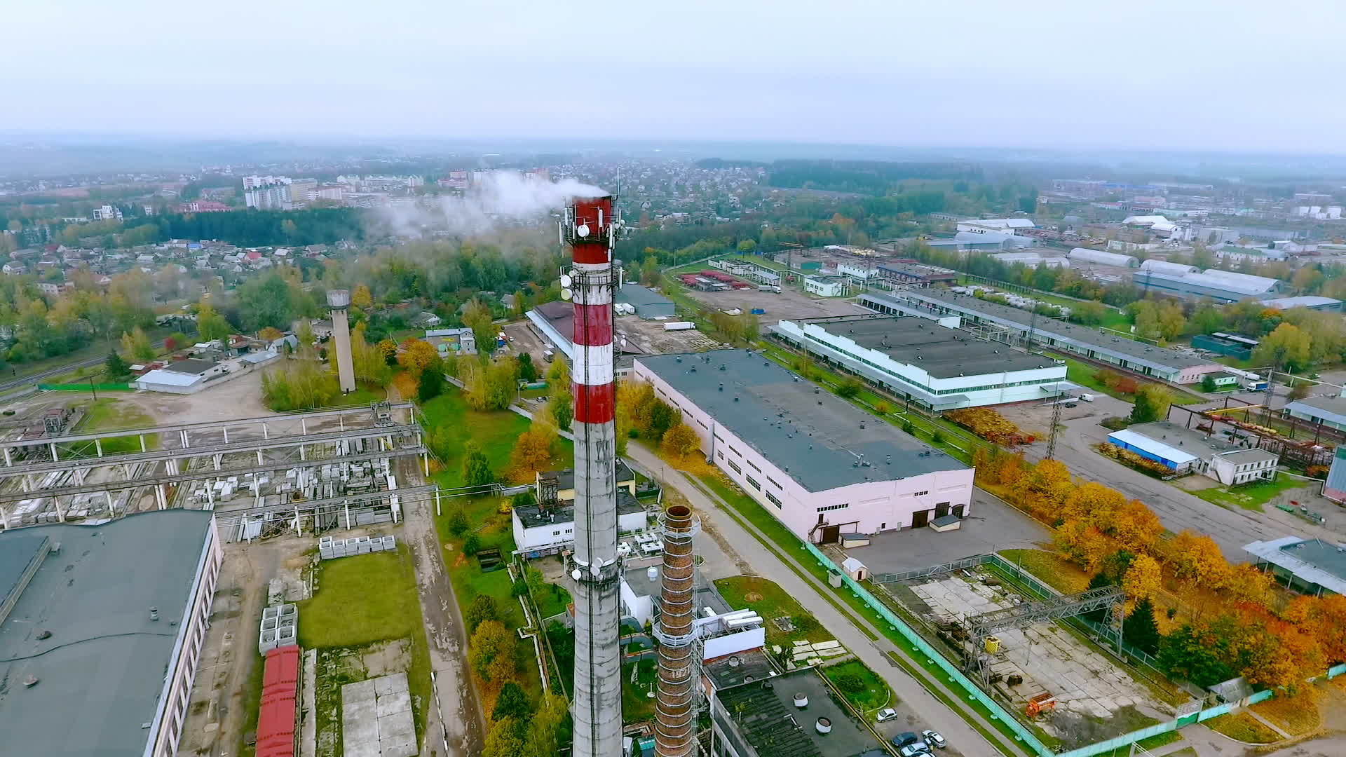 空中观察烟囱的工业工厂视频的预览图
