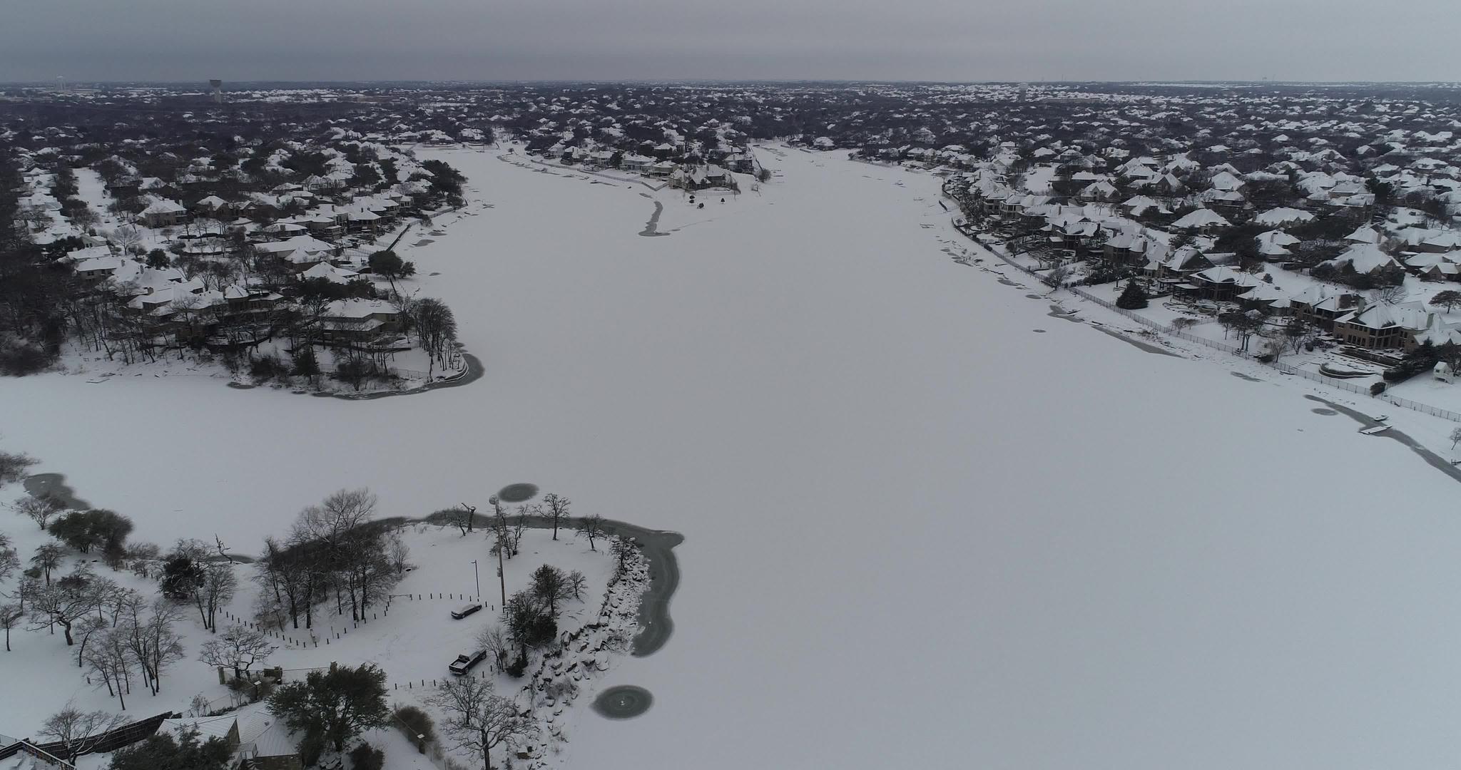 在德克萨斯的莱维斯维尔湖飞行视频的预览图