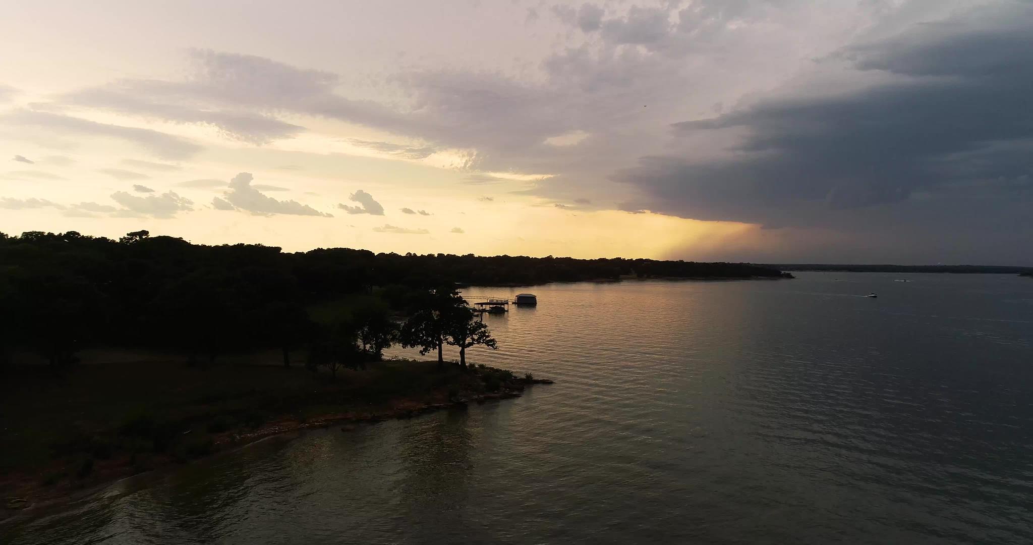 美丽的日落视频在莱维斯维尔湖上空视频的预览图