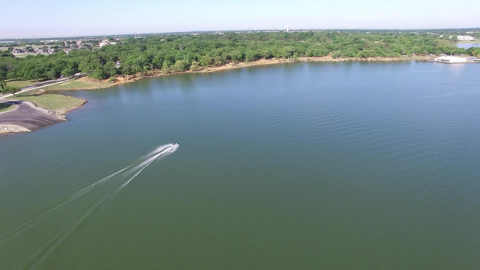 一艘船在德克萨斯州莱维斯维尔湖驾驶的空中视频视频的预览图