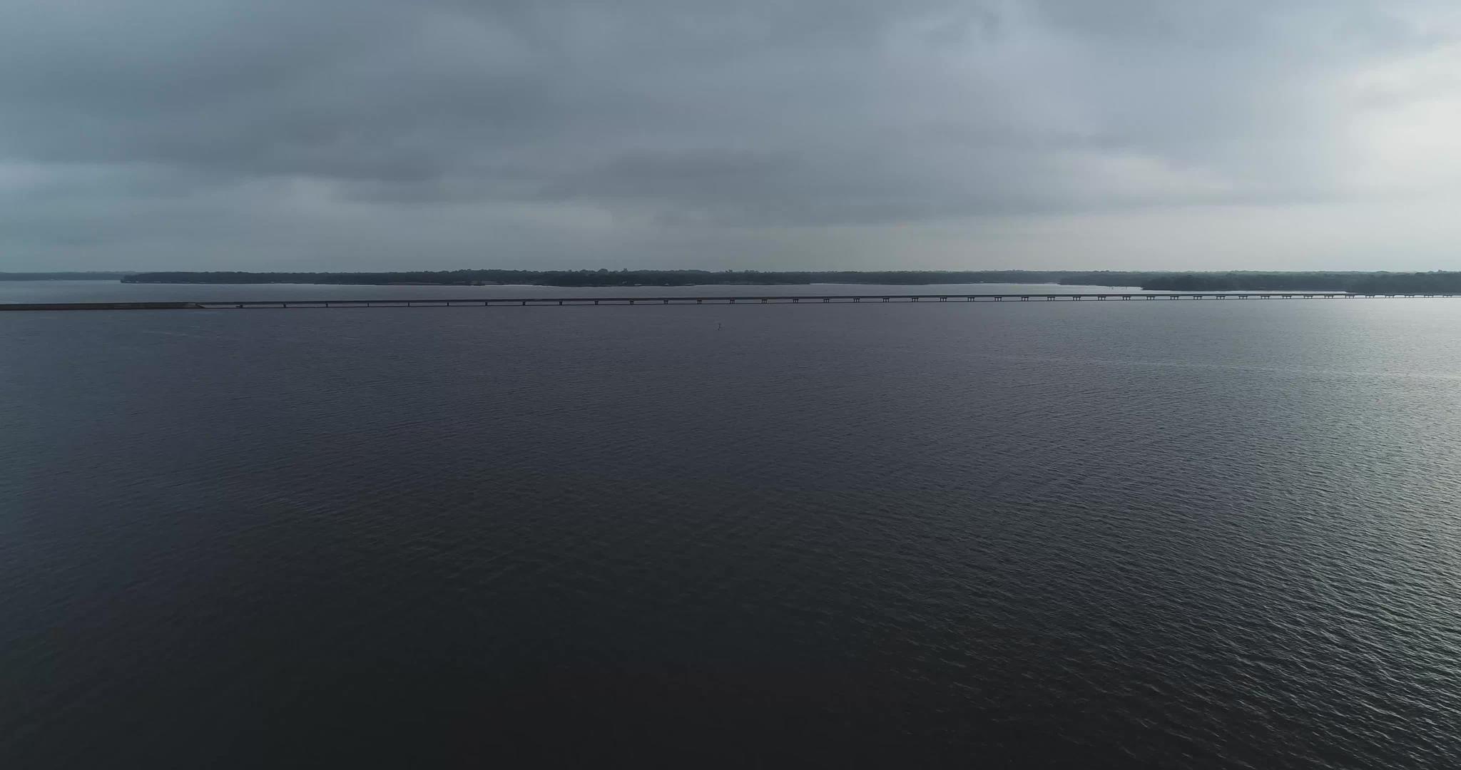 空中视频飞越德克萨斯湖的叉路飞向515桥视频的预览图