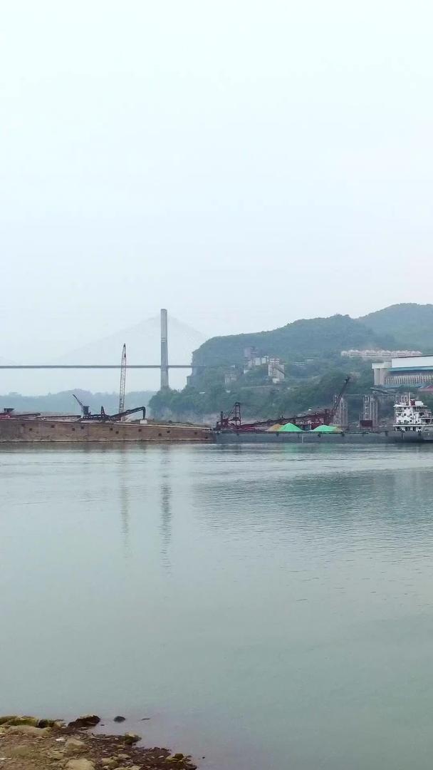 航拍长江江面施工采砂船视频的预览图