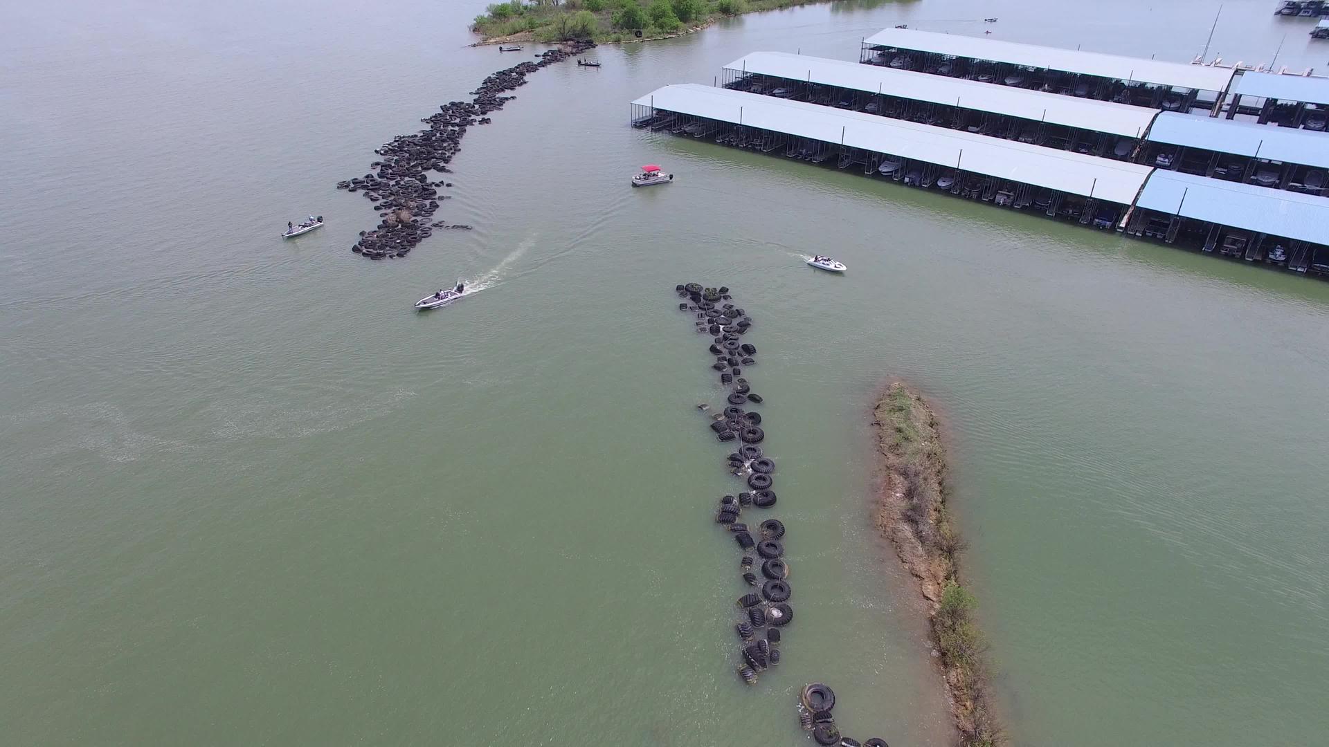 湖射线浴袍码头空中视频视频的预览图