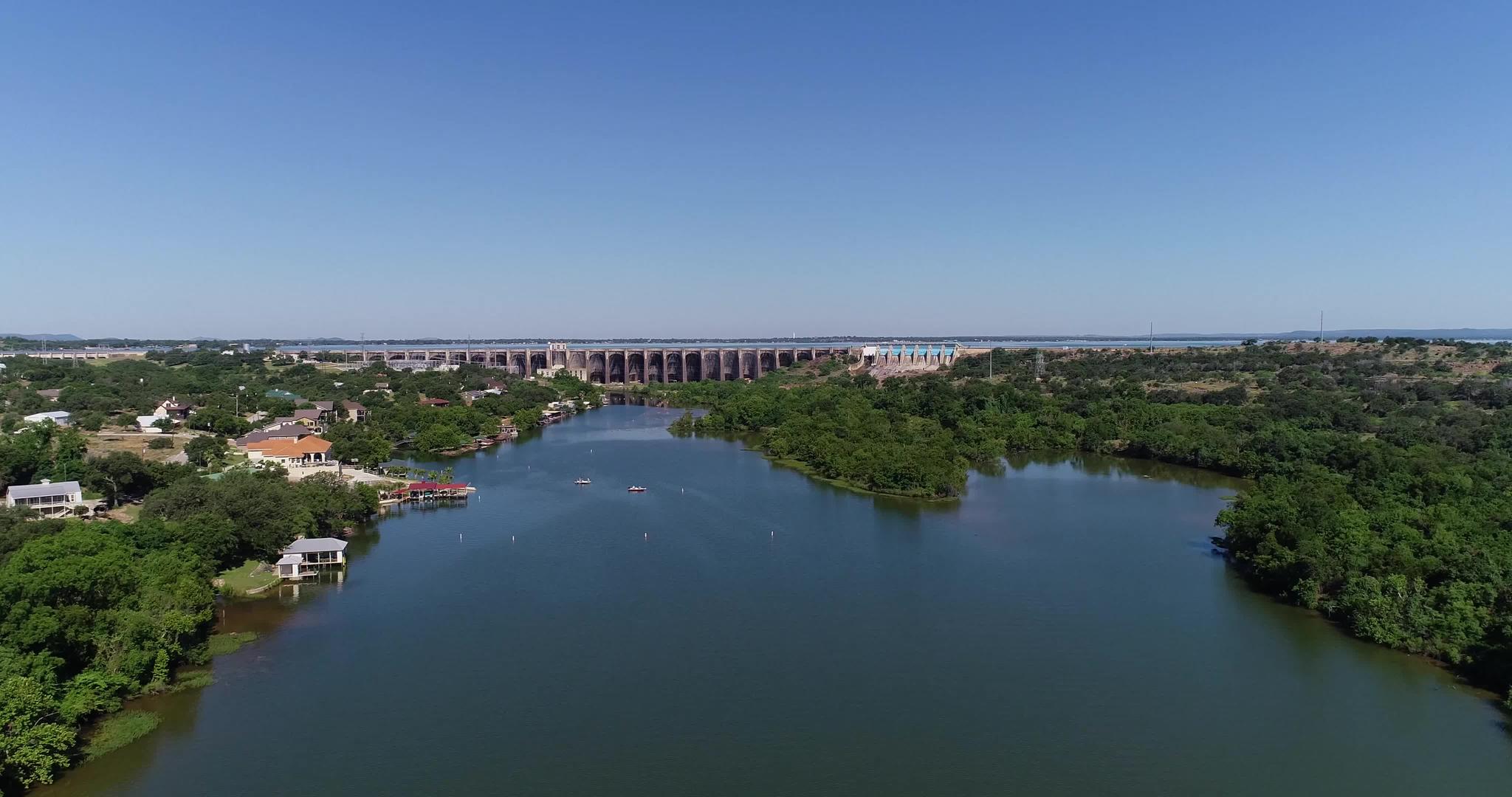 布沙南湖大坝的空中视频视频的预览图