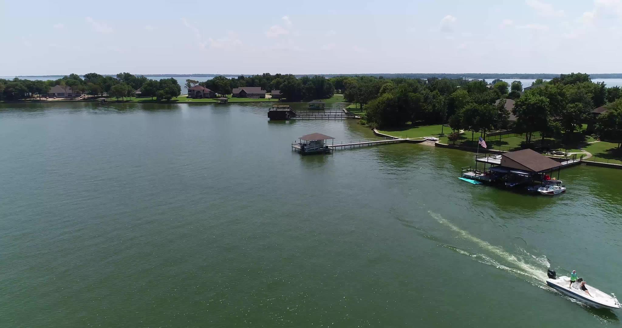 湖中富饶地区的空中视频视频的预览图