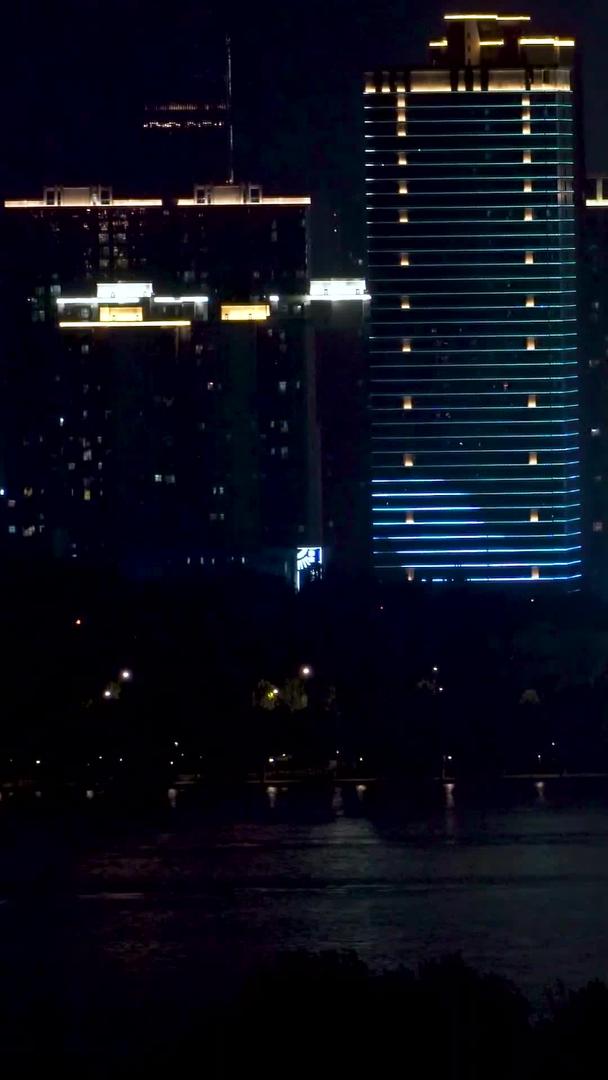 武汉长江二桥夜间交通交通及城市灯光秀视频素材视频的预览图
