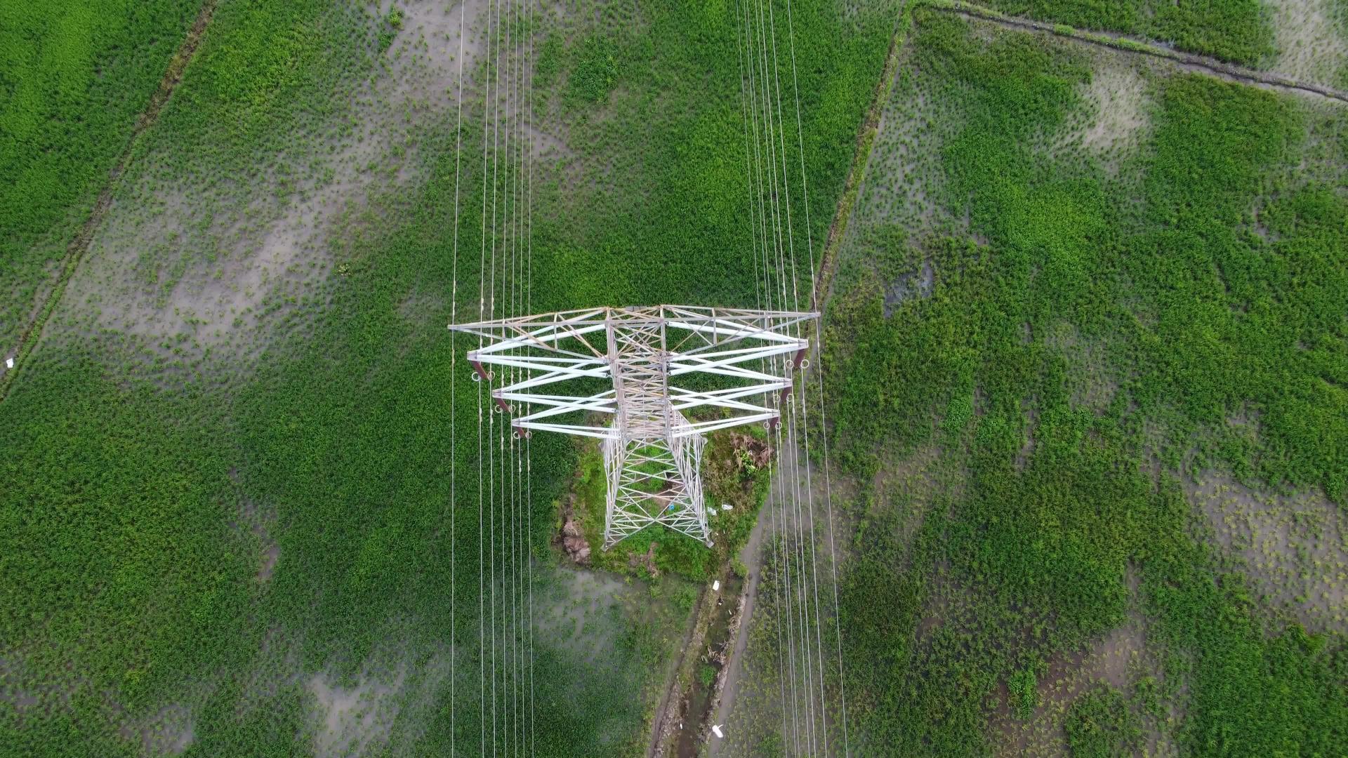 草原上的电线钢塔视频的预览图