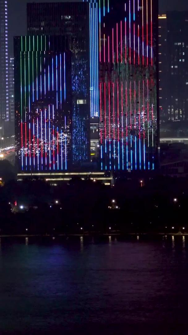 武汉长江二桥夜间交通交通及城市灯光秀视频素材视频的预览图