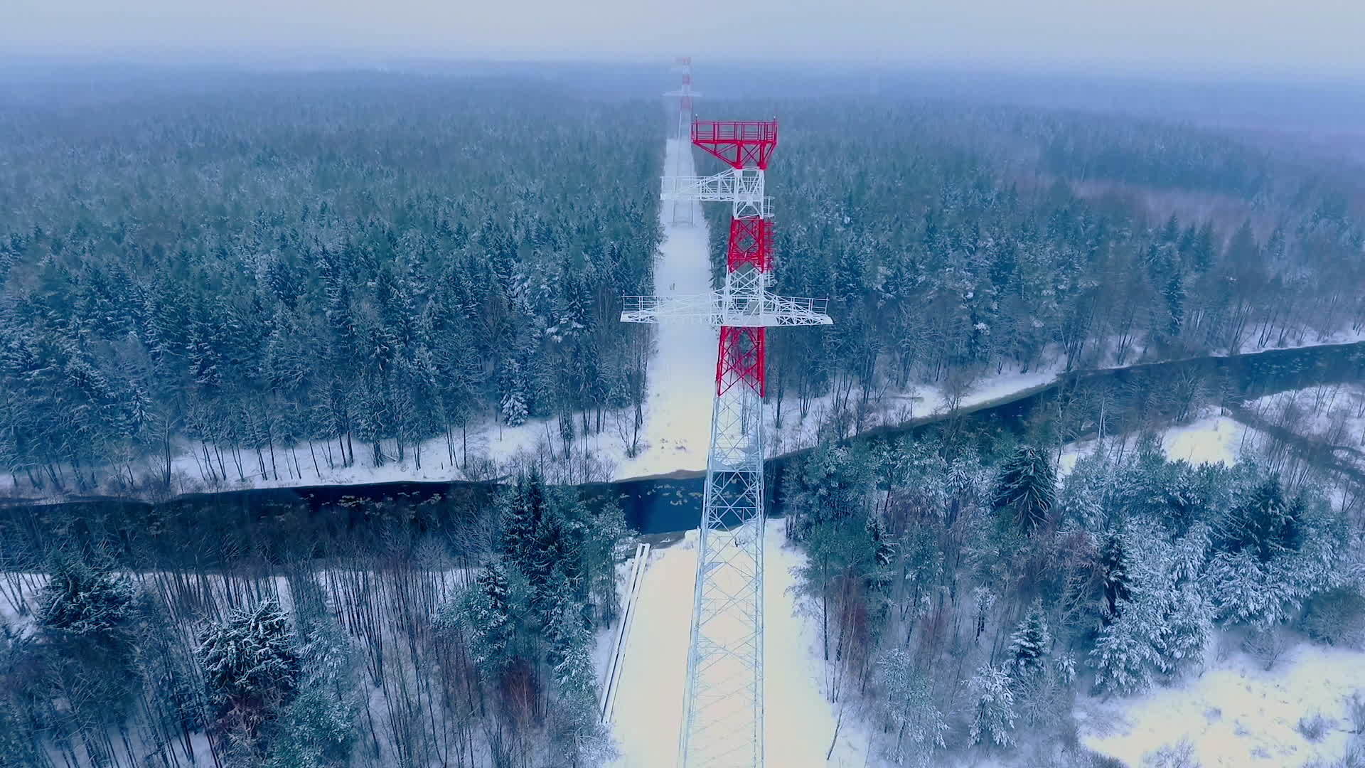 冬季森林输电塔能源塔能源基础设施视频的预览图