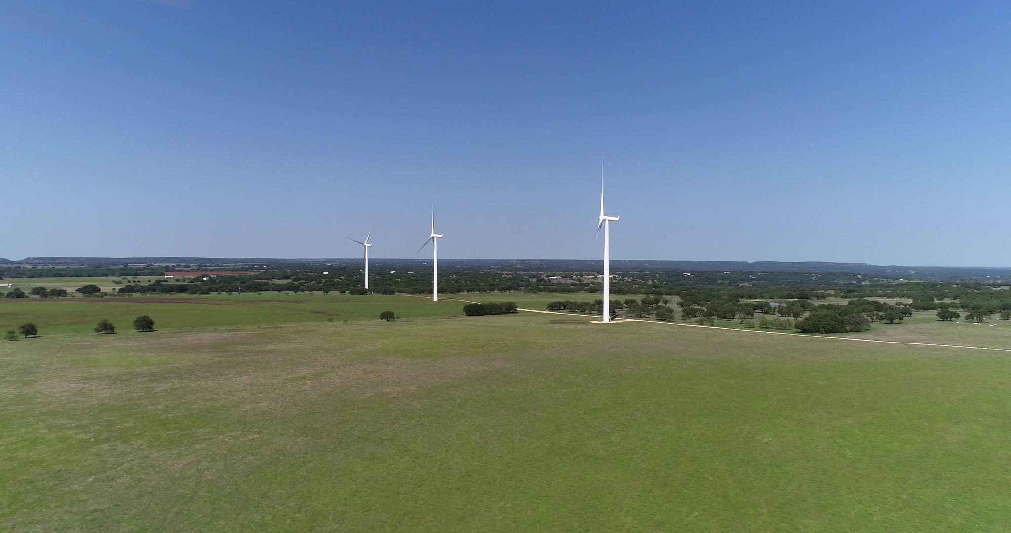 这是在ComancheTexas风力涡轮机附近的空气视频的预览图