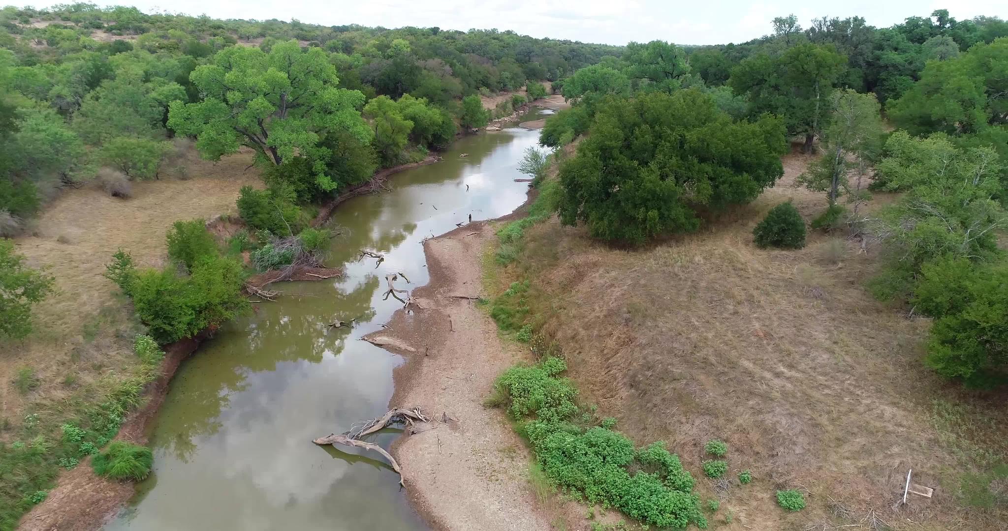 空中录像在德克萨斯河中视频的预览图
