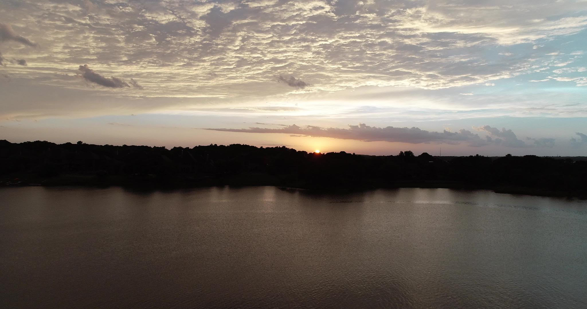 德克萨斯莱维斯湖日落点的空中观察视频的预览图