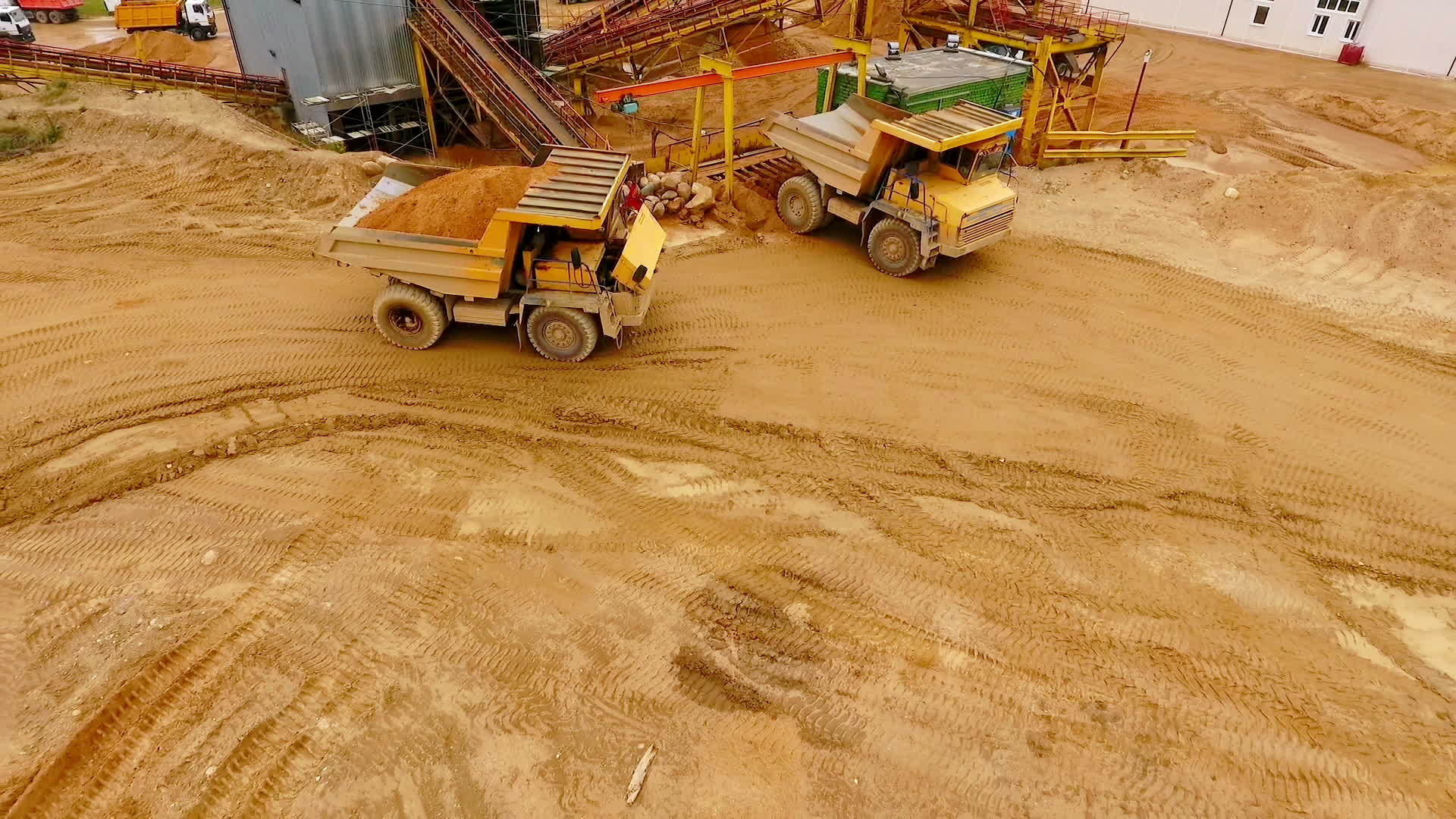 一辆装满沙子的卡车停在领土工业厂视频的预览图