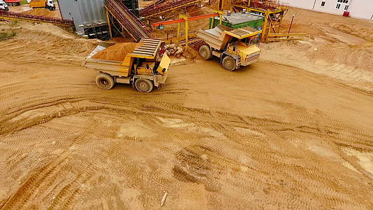 一辆装满沙子的卡车停在领土工业厂视频的预览图