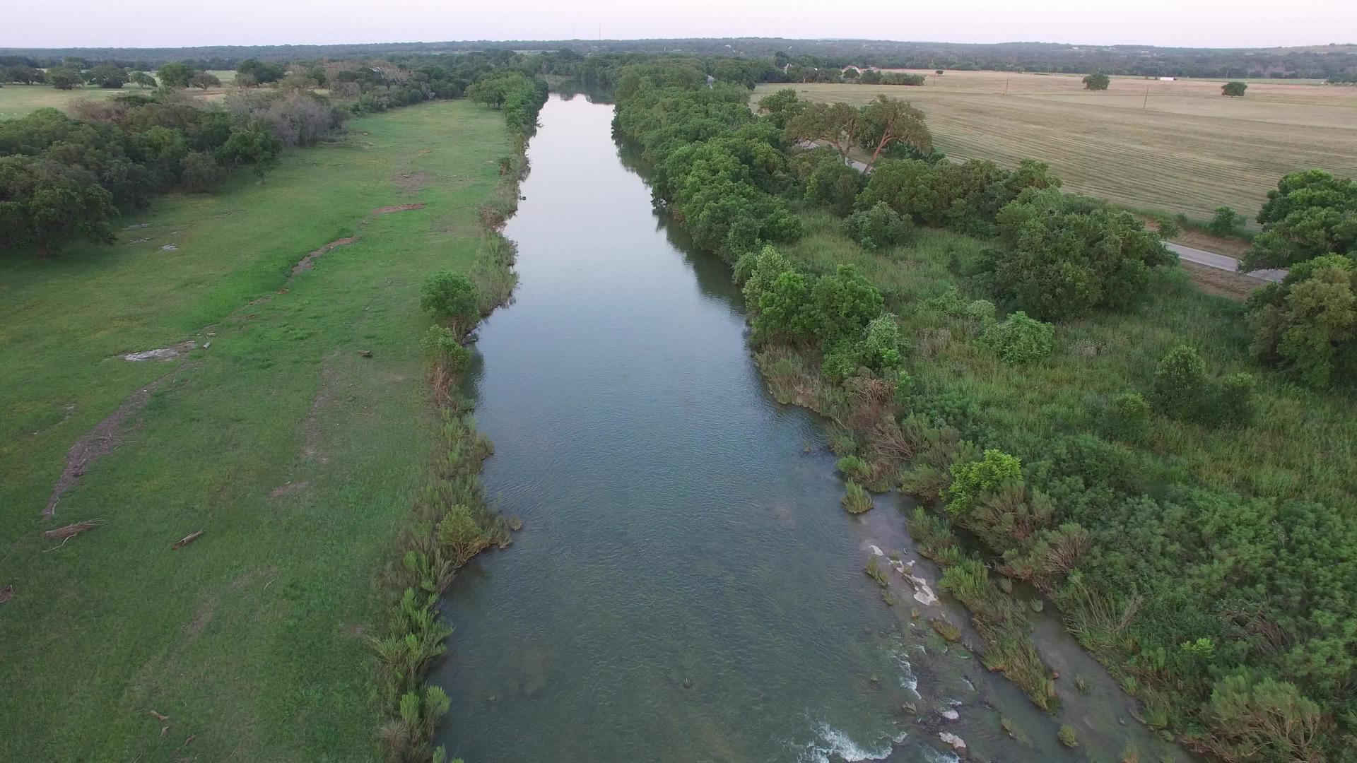 飞越皮德纳尔的河流视频的预览图