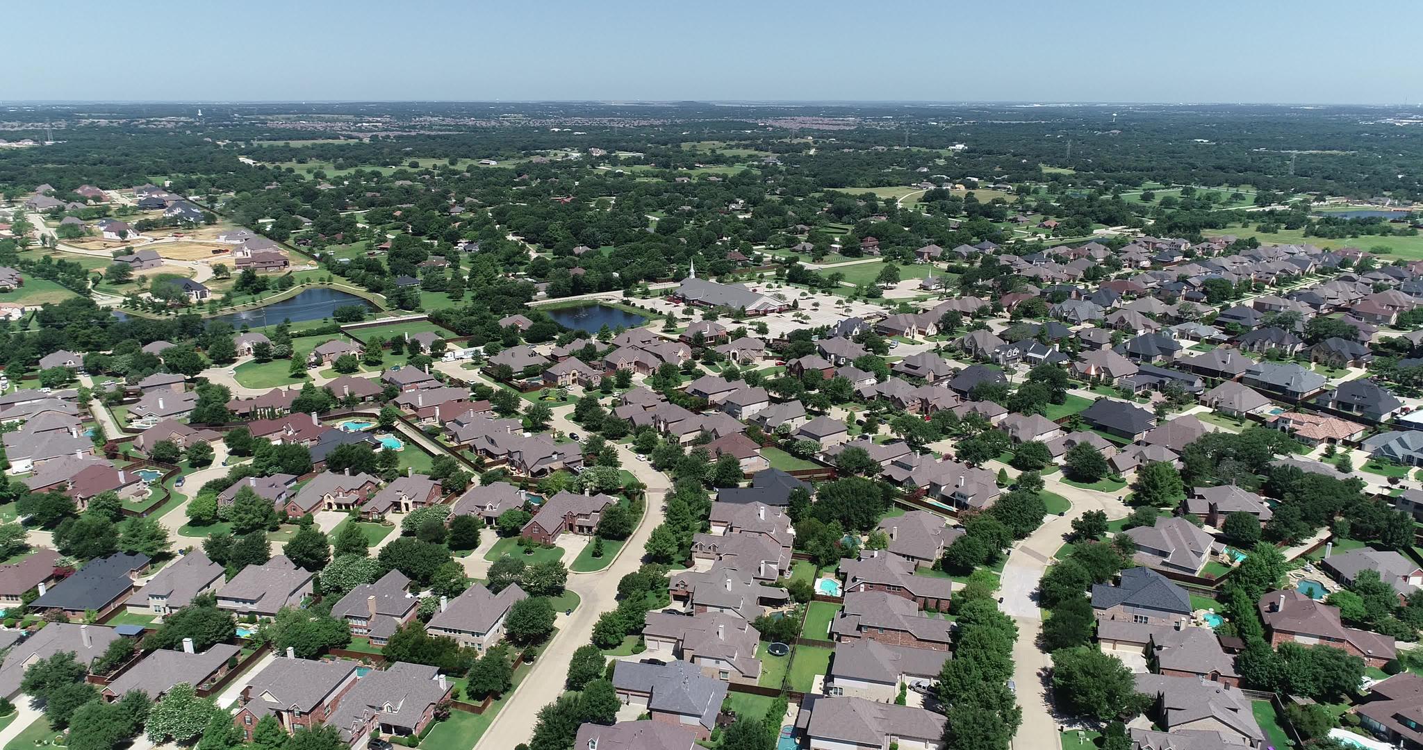 飞越高地Texas村庄附近地区的空中飞行视频的预览图