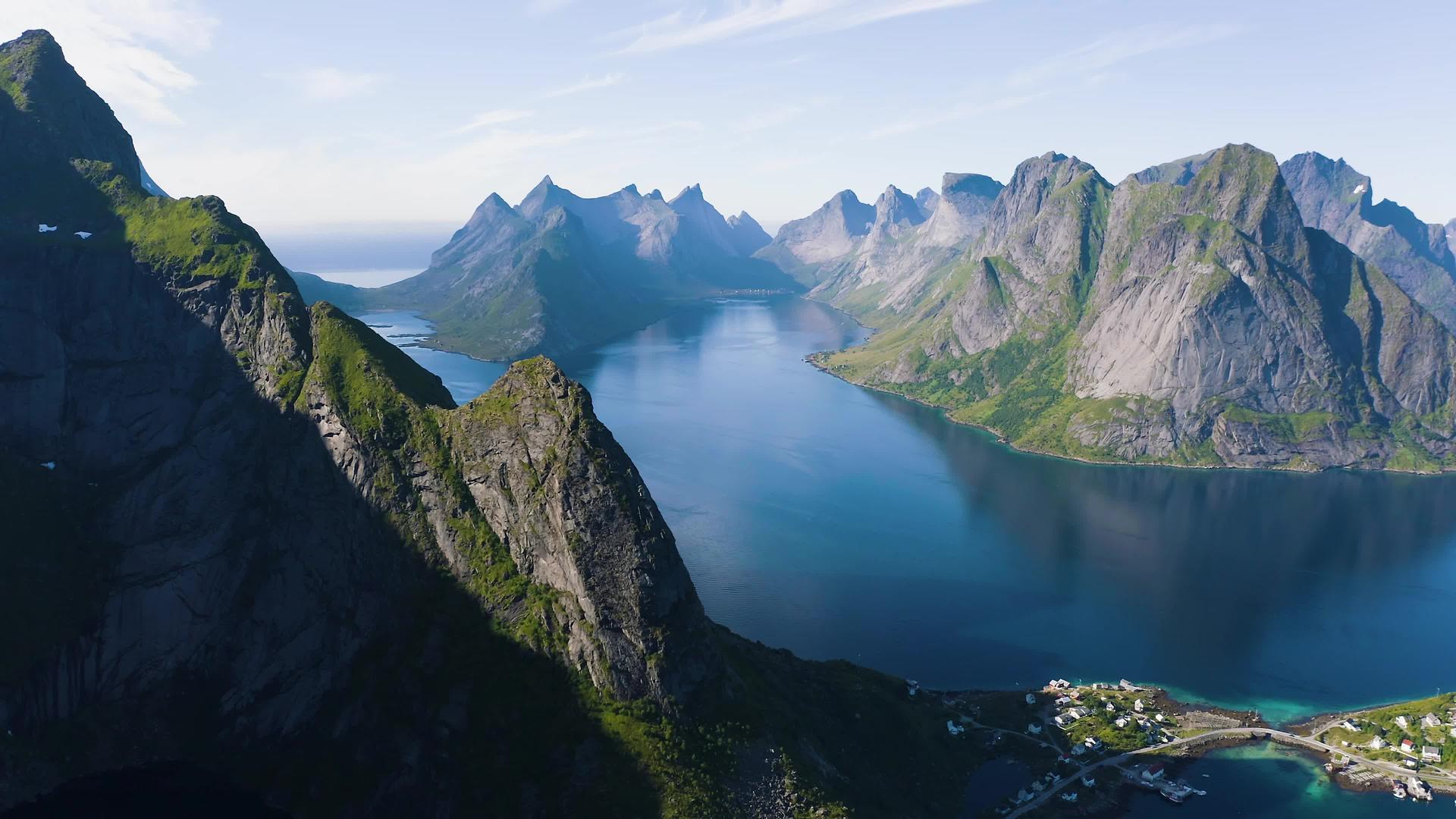 飞上浮游岛Kirkefjord和Reine村视频的预览图