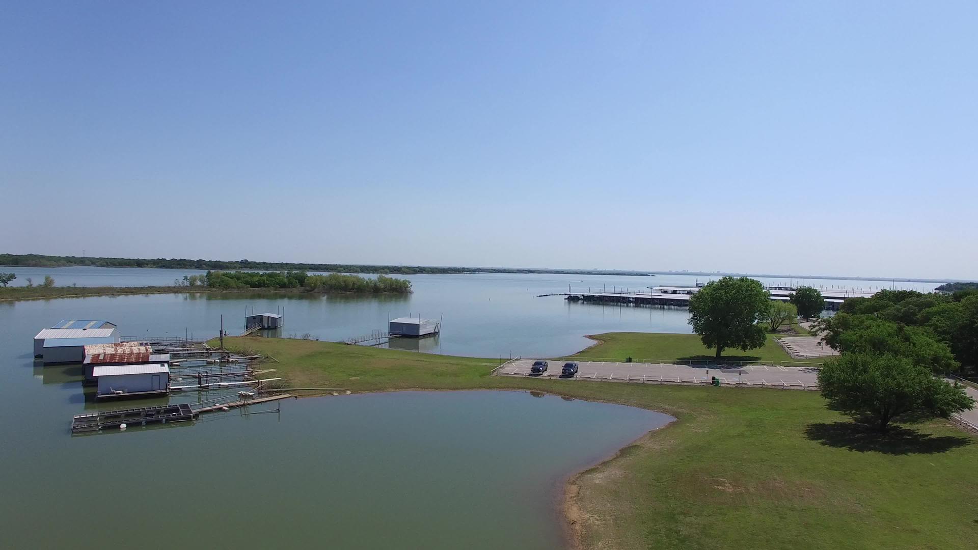 德克萨斯Lewisville塔湾公园附近的船坞湖视频的预览图