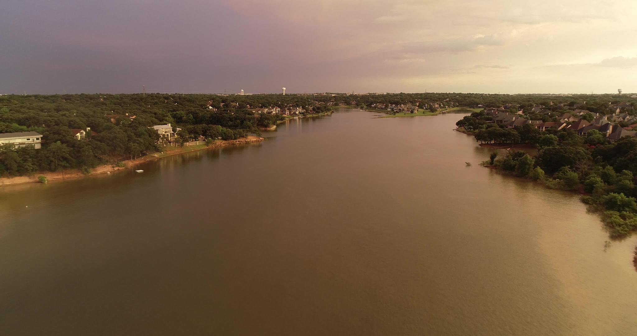 暴风雨过后飞越莱维斯维尔湖视频的预览图
