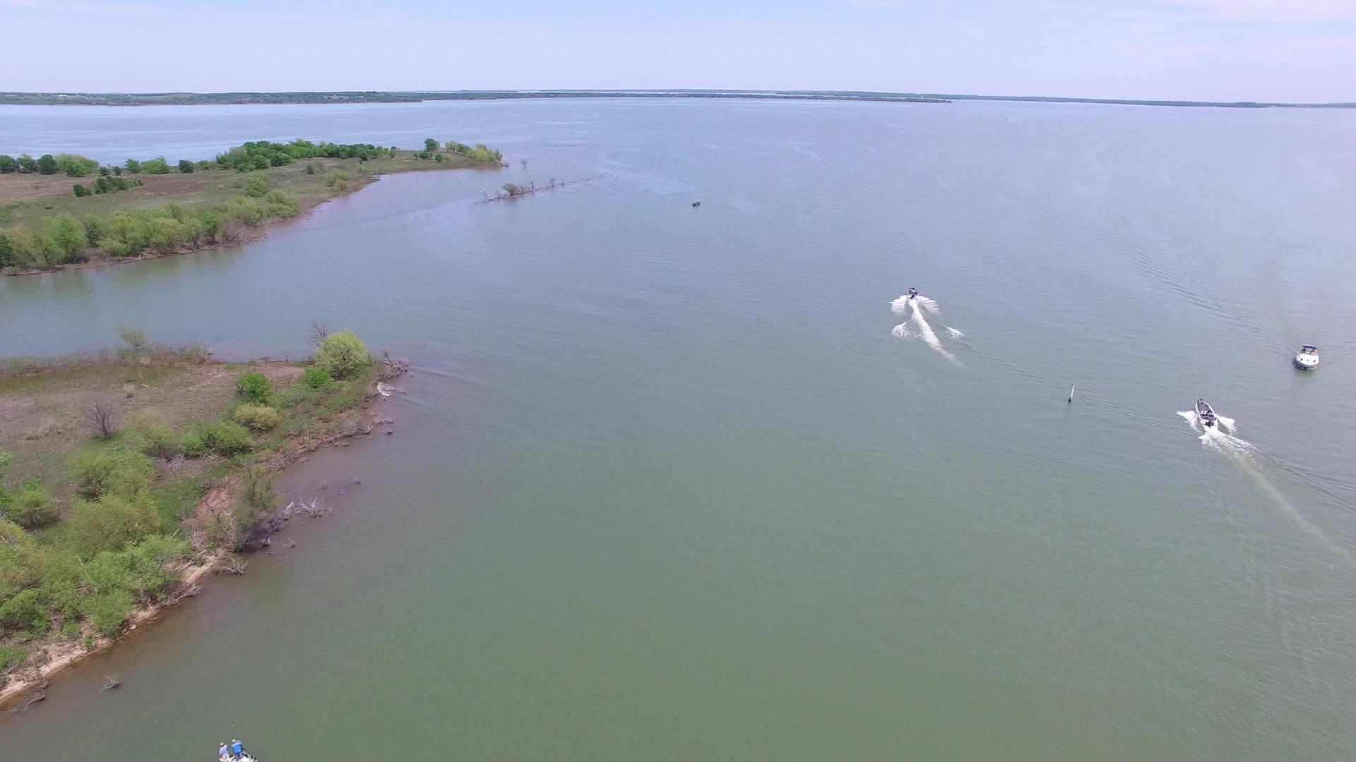 德克萨斯湖射线长袍上船只的空中视频视频的预览图