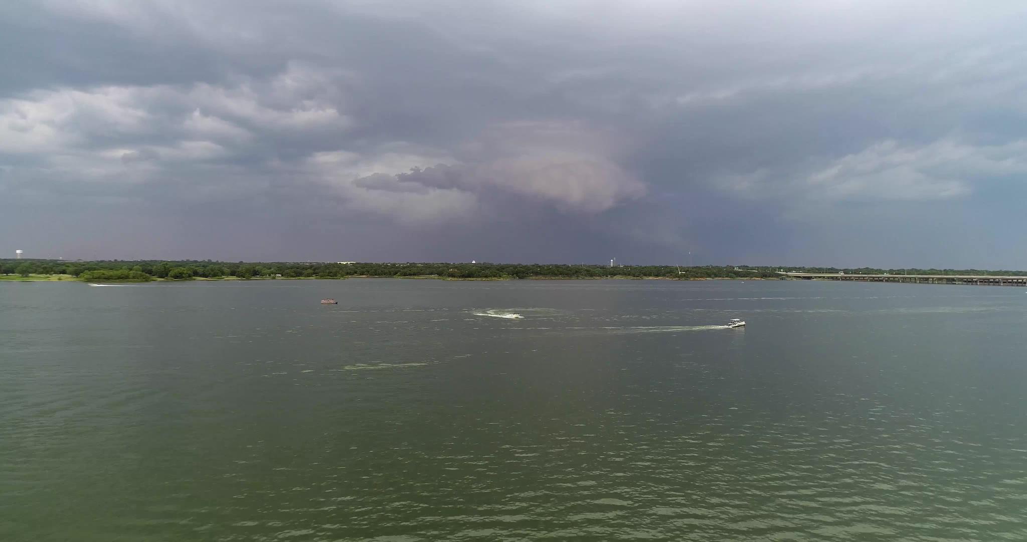 风暴前莱维斯维尔湖上船只的空中视频视频的预览图