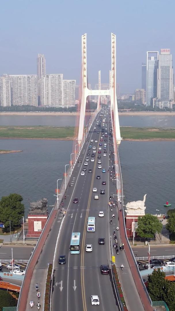 南昌地标八一大桥航拍视频的预览图