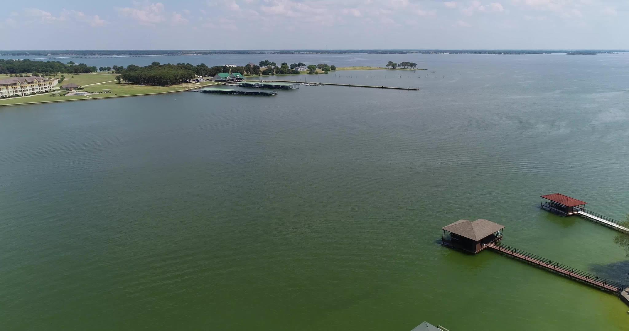湖中富饶地区的空中视频视频的预览图