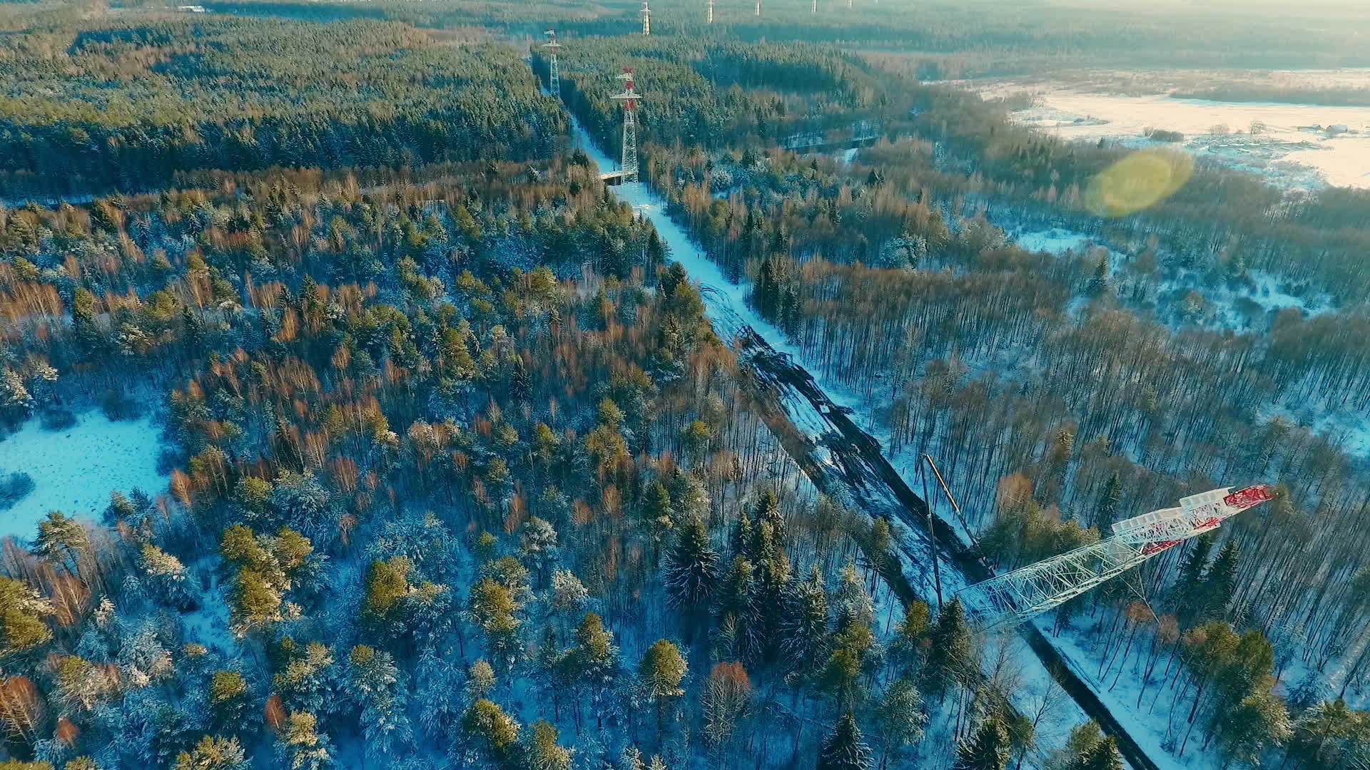 在森林中安装高压电塔的过程视频的预览图