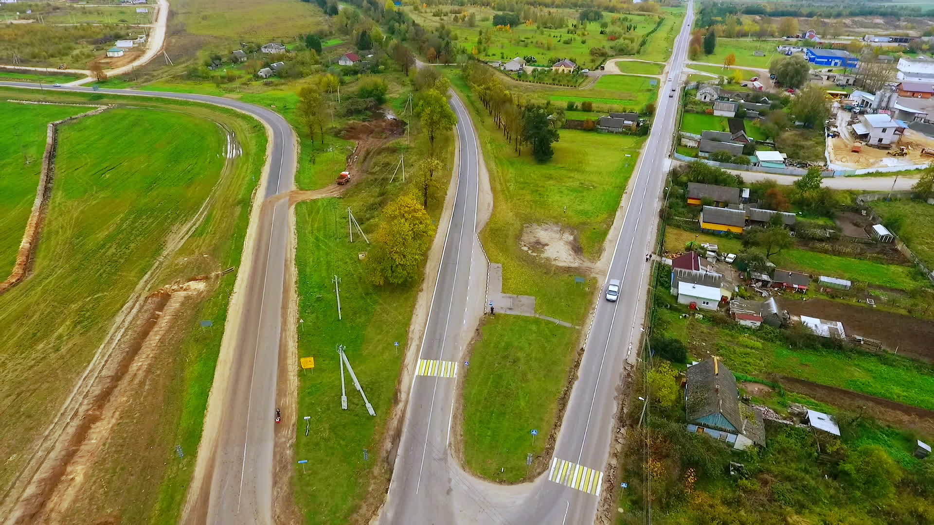 无人视线的郊区道路建设视频的预览图