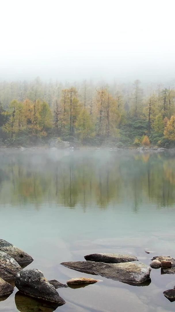 航拍高原海子秋景风景视频视频的预览图