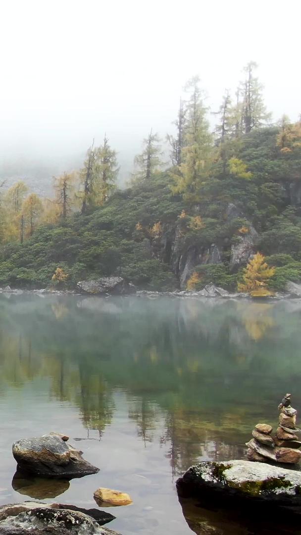 航拍高原海子秋景风景视频视频的预览图