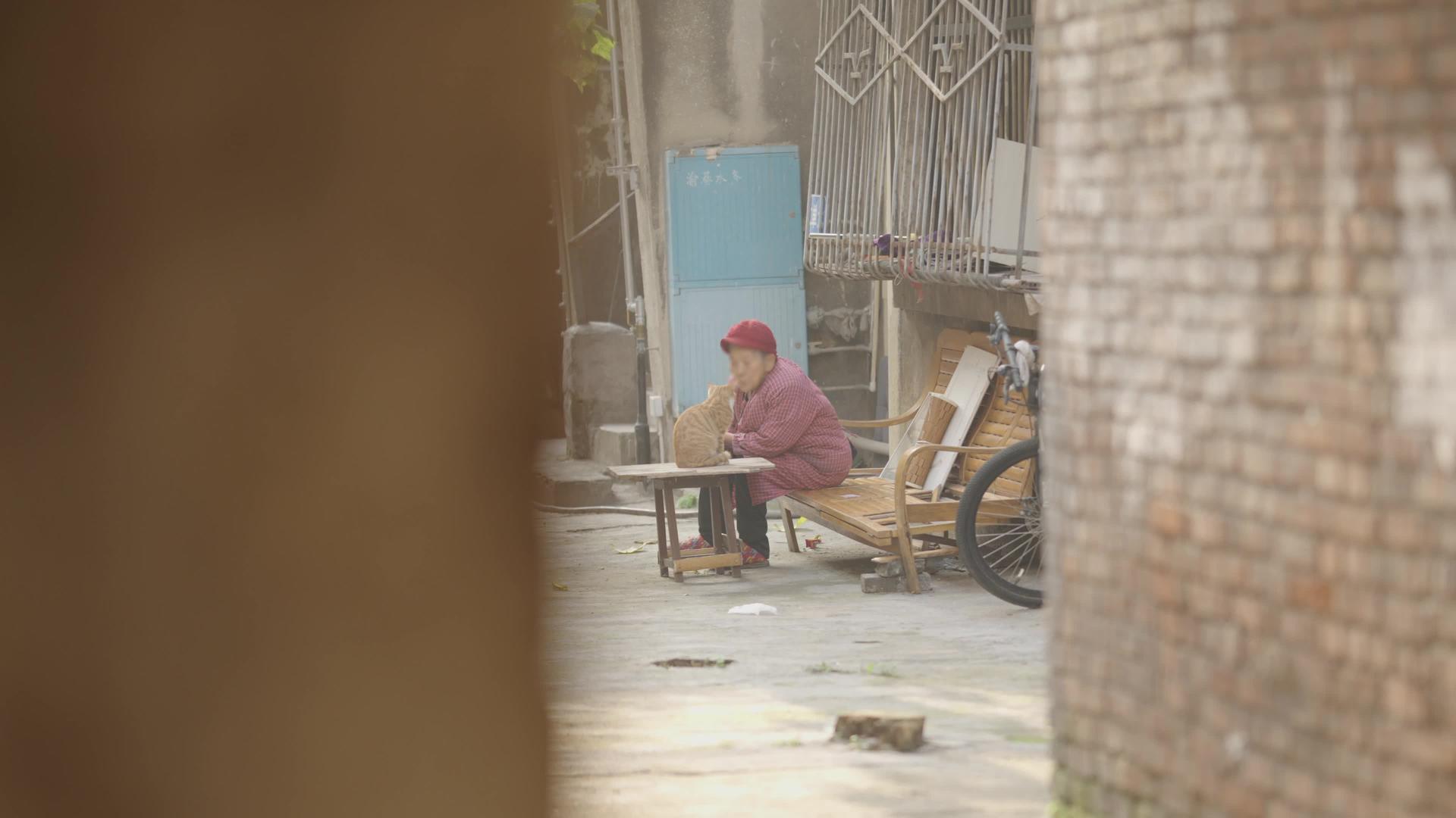 农村老人背后4k人文意境孤独伤感空镜头视频的预览图