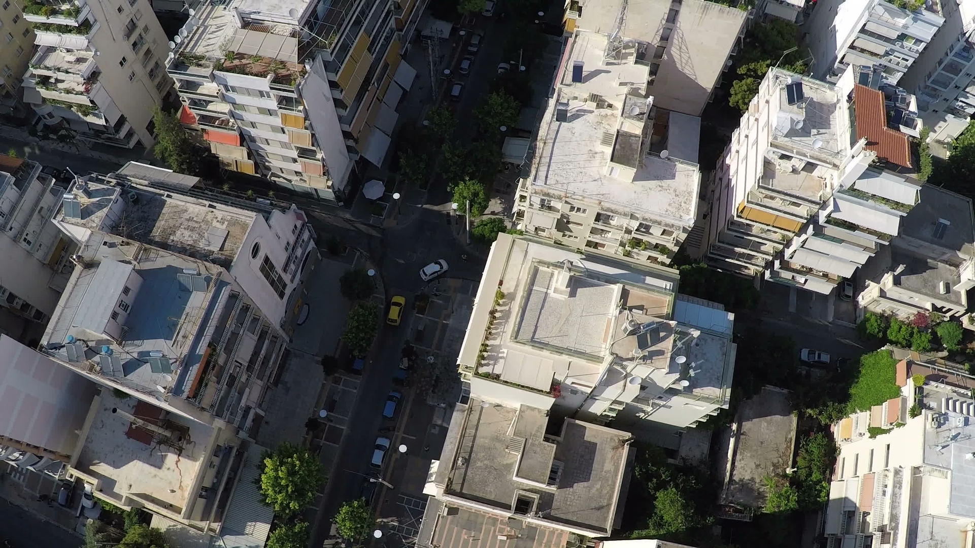 飞过一座公寓楼的城镇视频的预览图