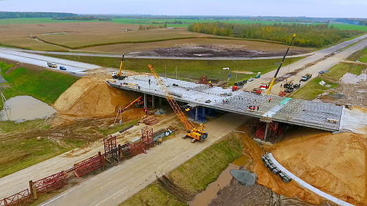公路建设：从上面的汽车高速公路桥梁建设来看视频的预览图