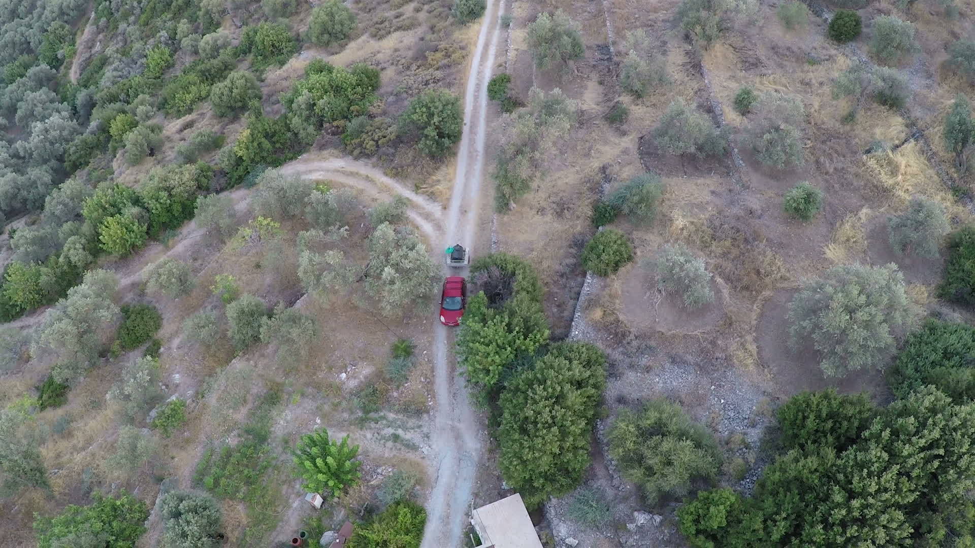 拖车挂在土路上的汽车视频的预览图