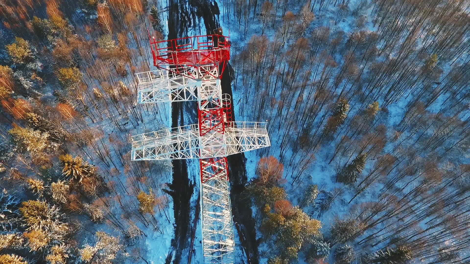 冬季森林中的电力塔视频的预览图