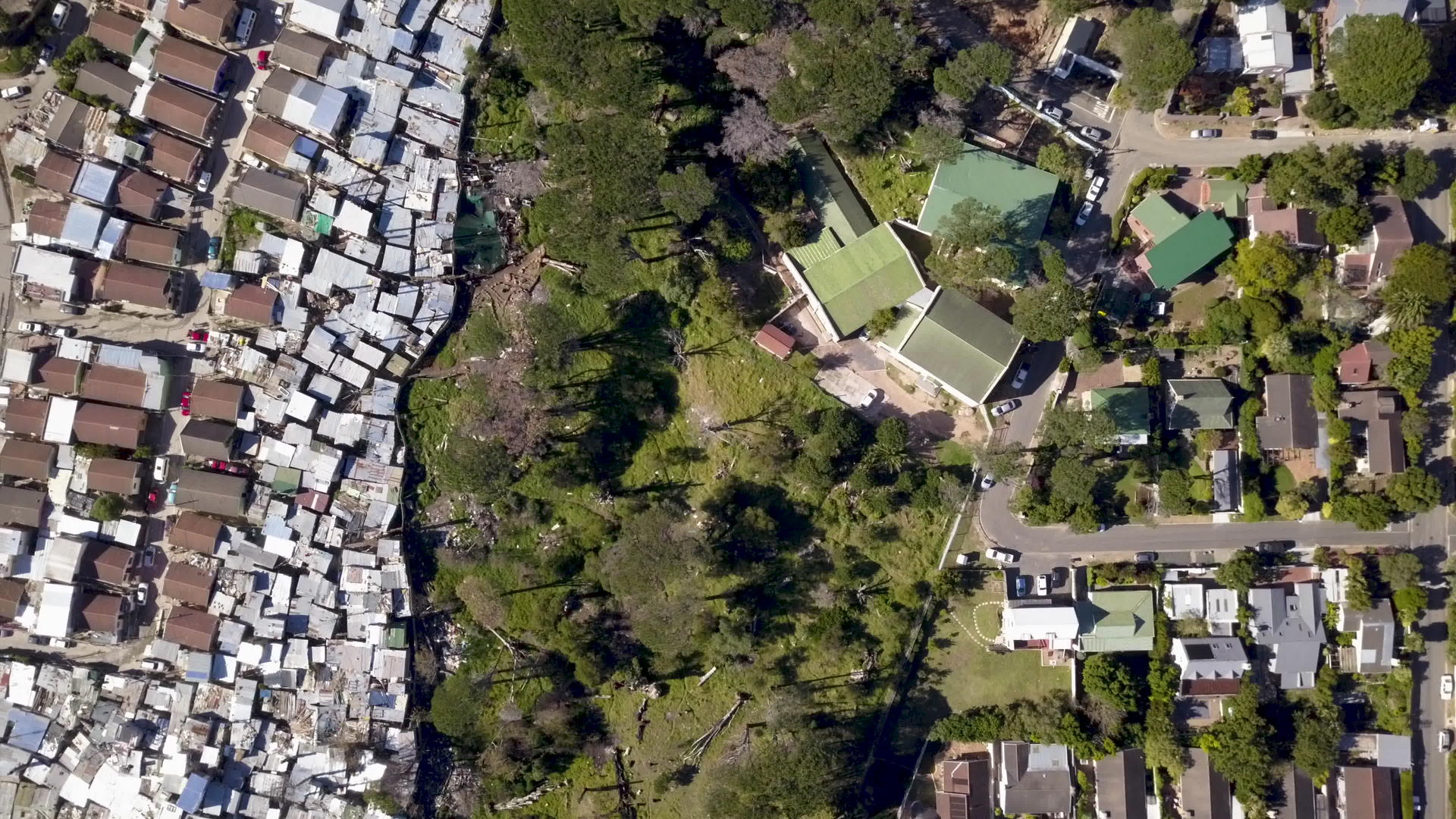 东非洲南部的城镇和富裕的郊区在空中飞越视频的预览图