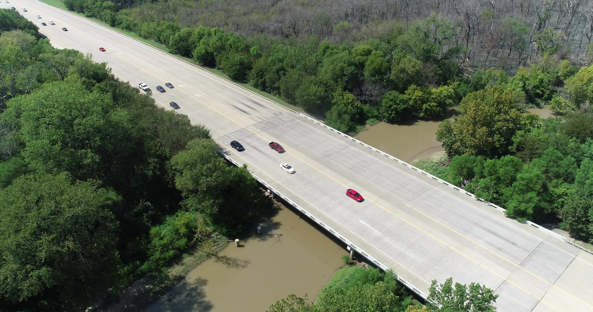 汽车顿德克萨斯州380号高速公路上行驶的汽车视频的预览图