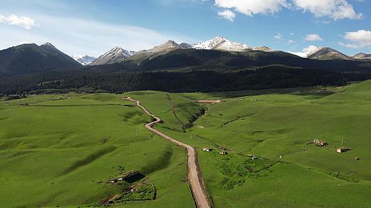 航拍新疆伊犁山脉雪山草原壮阔自然风光视频视频的预览图