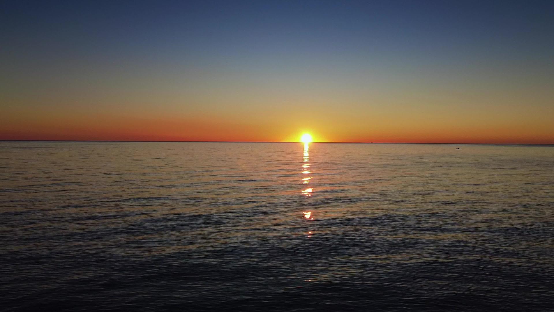 日出时在海上飞翔视频的预览图