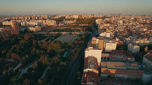 飞越俄罗斯莫斯科地区的摩斯考试上空的晨空飞行视频的预览图