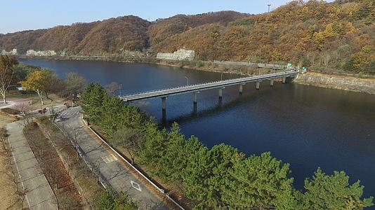 清晨河上桥的空中望角视频的预览图