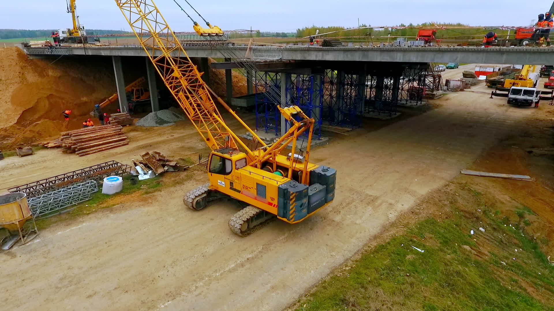 建造桥梁.高速公路上爬行起重机修桥的天空透视视频的预览图