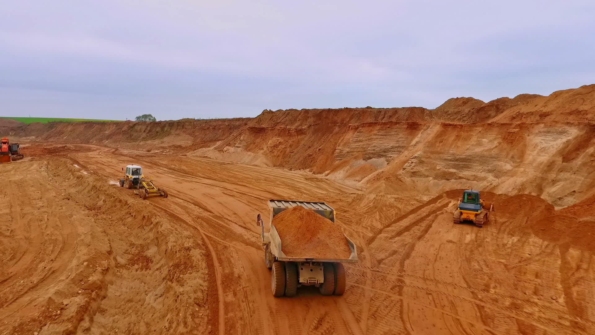 在采石场运沙的卡车视频的预览图
