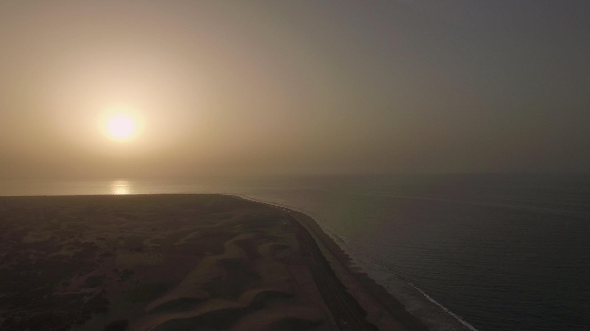 日落时有沙丘海岸视频的预览图