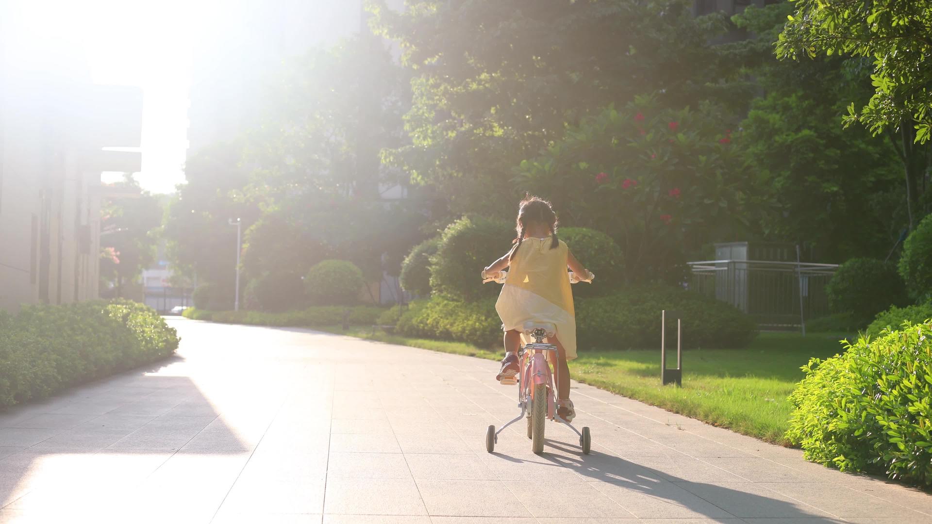 4K儿童快乐日落骑自行车视频的预览图